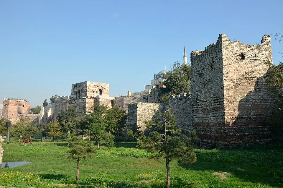 Die Theodosianischen Mauern von Konstantinopel. Über Jahrhunderte galten sie als nahezu uneinnehmbar, bis sie 1453 durch Artillerie und Sturmangriffe überwunden wurden.