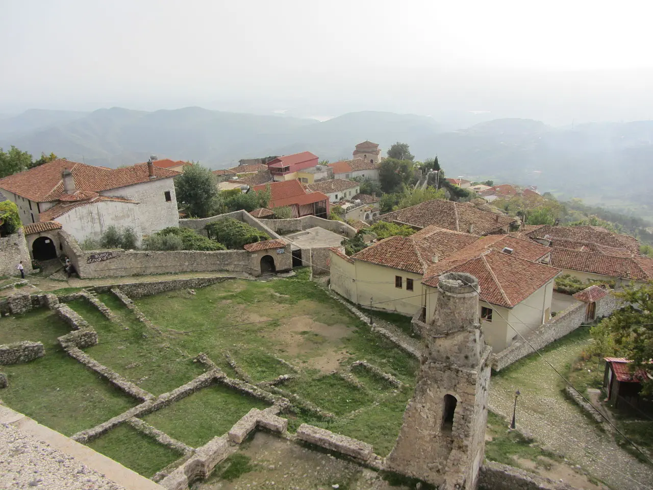 Blick auf die Reste der Festung Krujë durch ein Fenster des Skanderbeg-Museums. Die Lage der Festung erklärt, warum Krujë militärisch so schwer einzunehmen war.