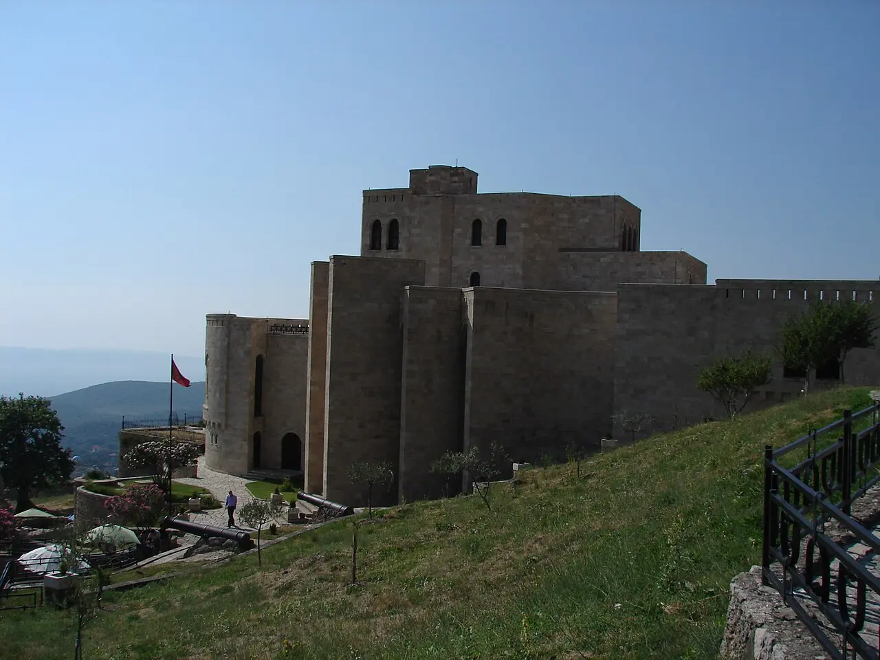 Das Skanderbeg-Museum in Krujë steht innerhalb der alten Festungsanlage. Der Ort erinnert bis heute an Skanderbegs Widerstand gegen die osmanische Expansion.