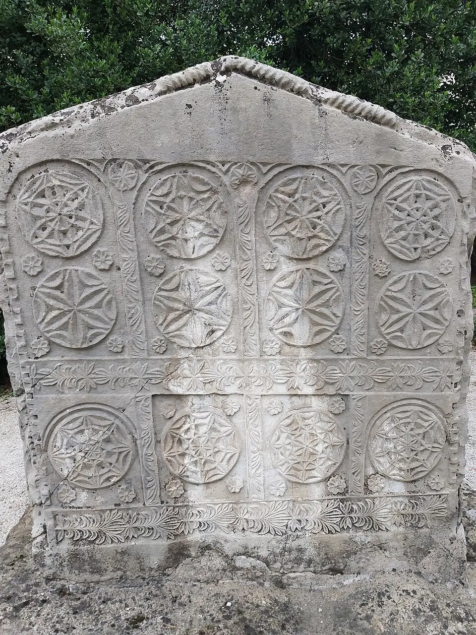 Mittelalterliche Stećci im Nationalmuseum von Bosnien und Herzegowina. Diese Grabsteine sind ein wichtiges Zeugnis der religiösen und kulturellen Vielschichtigkeit des mittelalterlichen Bosniens.