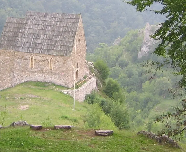Die Festung Bobovac war eine der wichtigsten Königsburgen des mittelalterlichen Bosniens. Sie steht für die politische Macht der Kotromanić-Dynastie und die befestigte Herrschaftsstruktur des Königreichs.