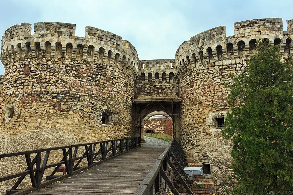 Der Eingang zur Festung Belgrad steht für die mächtigen Toranlagen, die den Zugang zu diesem historischen Bollwerk kontrollierten.