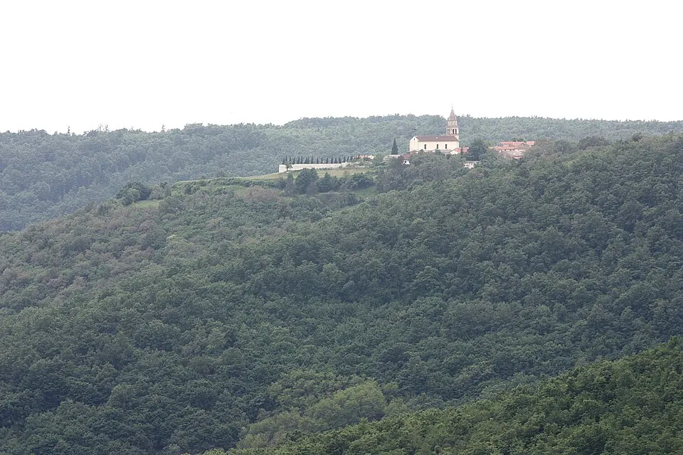 Die Kirche St. Peter und Paul in Kringa gehört zum historischen Ortsbild des Dorfes, in dem die Jure-Grando-Überlieferung verankert ist.