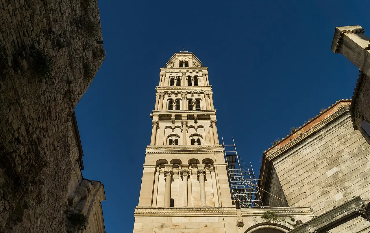 Der Glockenturm der Kathedrale des heiligen Domnius in Split. Split war im frühen zehnten Jahrhundert ein wichtiges kirchliches Zentrum und steht für die Synodenzeit um 925.
