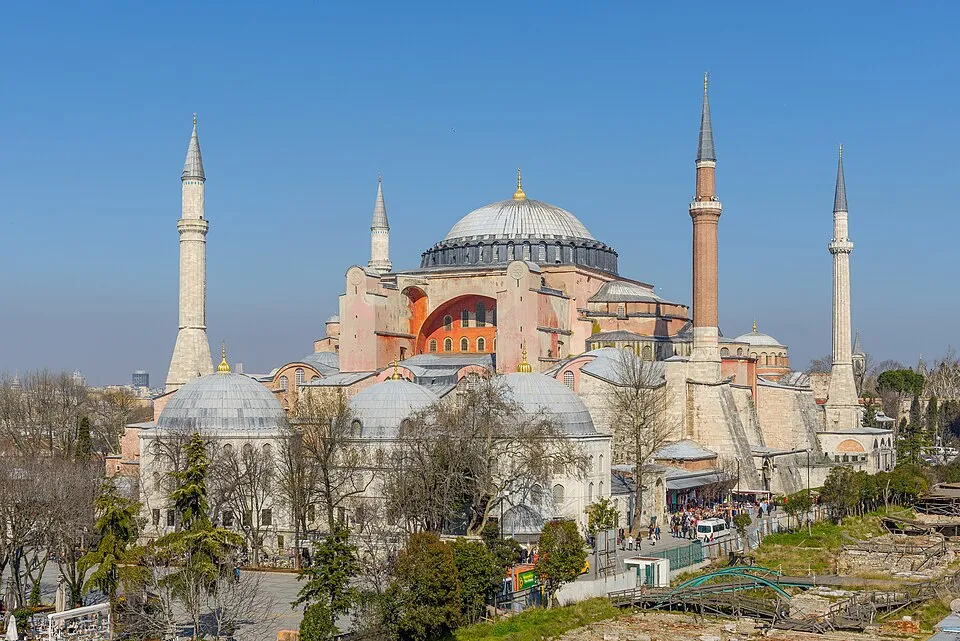 Die Hagia Sophia steht für die religiöse und politische Bedeutung Konstantinopels als Zentrum des Byzantinischen Reiches.