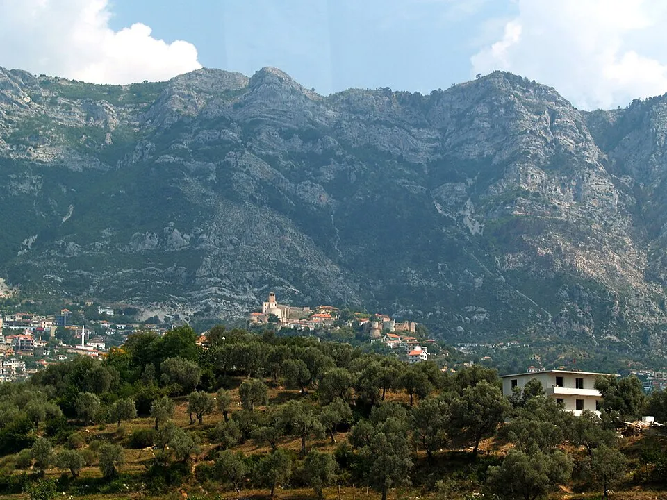 Die Festung Kruja aus der Distanz. Diese Ansicht zeigt besonders gut, warum der Ort als strategischer Felsen über der Landschaft so bedeutend war.