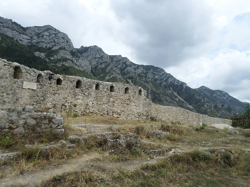 Die Mauern der Festung Kruja. Dieses Bild eignet sich sehr gut, um den Charakter der Anlage als Schutzraum und Befestigung sichtbar zu machen.