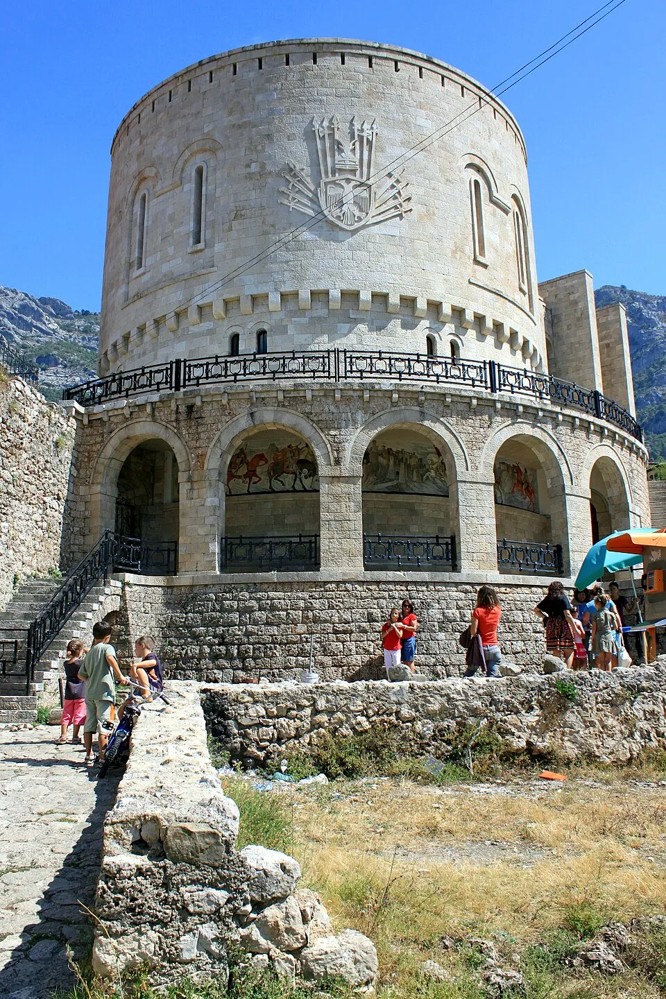 Das Skanderbeg Museum innerhalb des Festungsbereichs von Kruja. Es passt ideal für den Abschnitt über Kruja als modernen Erinnerungsort.