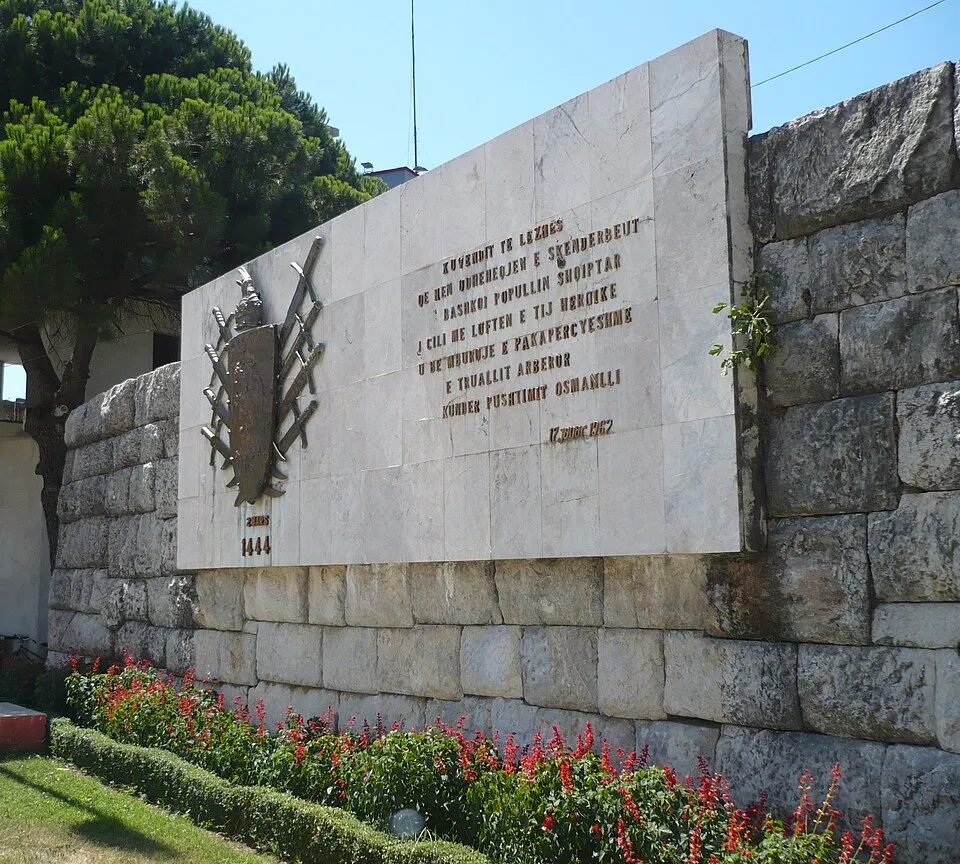 Gedenktafel zur Liga von Lezhë auf dem Besëlidhja Platz in Lezhë. Sie erinnert an die Versammlung der albanischen Fürsten im Jahr 1444.