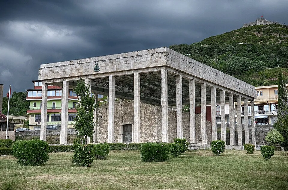 Die Skanderbeg Gedenkstätte in Lezhë steht für die Erinnerung an Skanderbeg und an die politische Bedeutung der Stadt für die Liga von Lezhë.