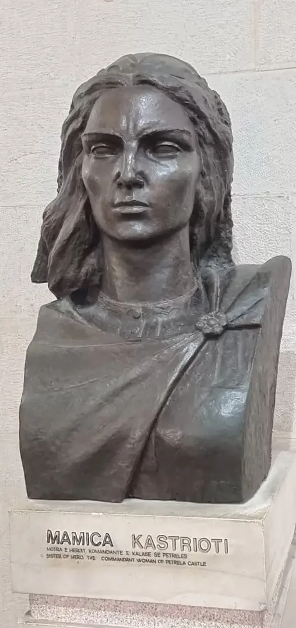 Büste von Mamica Kastrioti. Diese Darstellung zeigt die Schwester Skanderbegs als eigenständige Figur innerhalb der Kastrioti Familie.