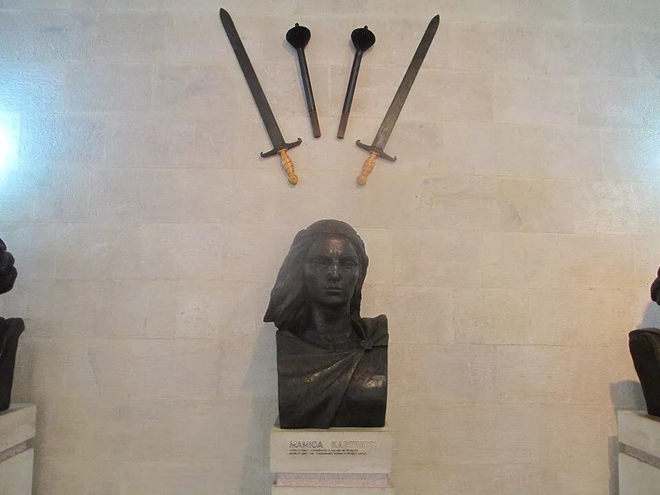 Skulptur von Mamica Kastrioti im Skanderbeg Museum. Dieses Bild eignet sich gut als zweite direkte Darstellung ihrer Person.
