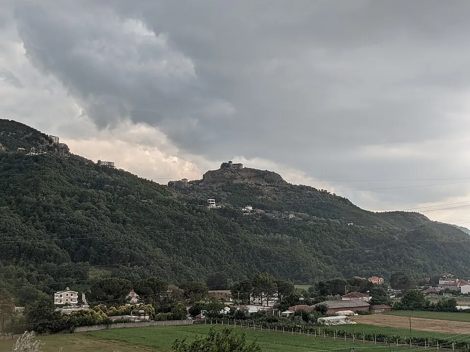 Die Burg Petrela steht eng mit Mamica Kastrioti in Verbindung und passt deshalb sehr gut als Ortsbild für ihre Chronik.