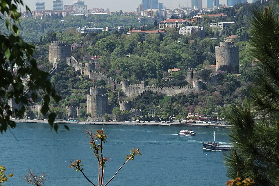 Rumeli Hisarı am Bosporus wurde im Vorfeld der Eroberung Konstantinopels unter Mehmed II. errichtet und war ein Schlüsselbau seiner Strategie.