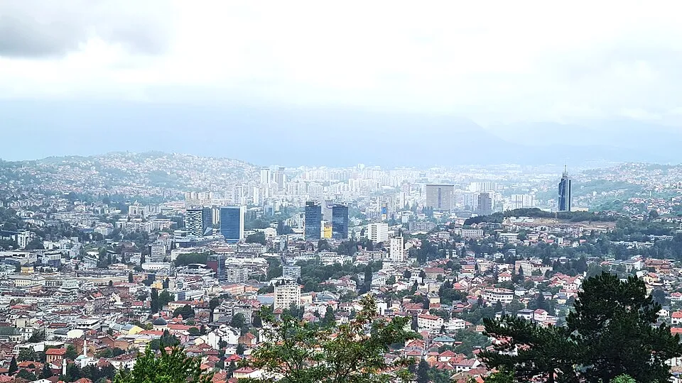Panorama von Sarajevo im Tal. Die Lage zwischen den Bergen prägte die Schönheit, Enge und Verletzlichkeit der Stadt.