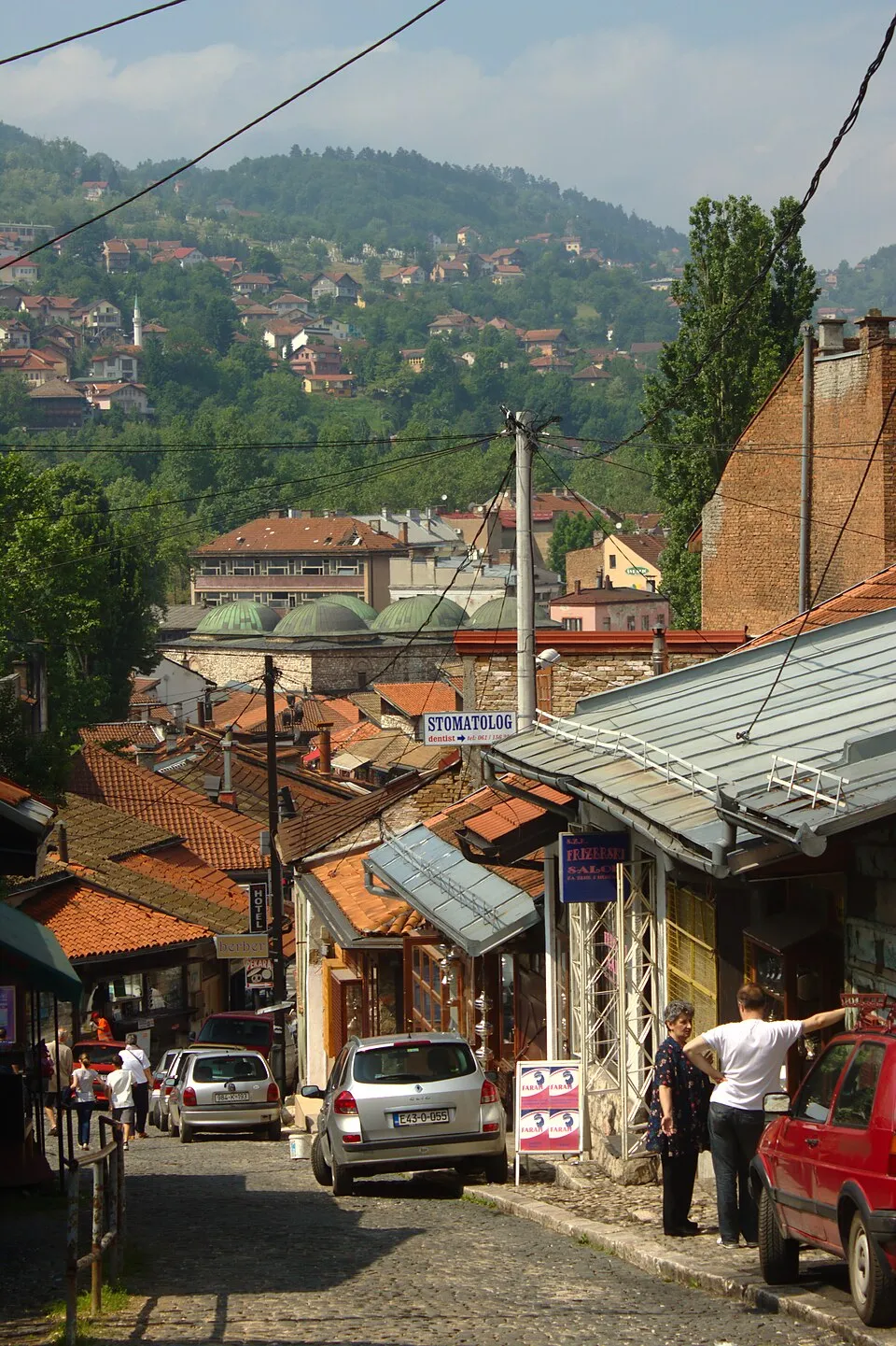 Die Baščaršija ist das alte osmanische Herz Sarajevos. Zwischen Basar, Handwerk, Brunnen und engen Gassen wurde die Stadt als Handels und Kulturzentrum sichtbar.