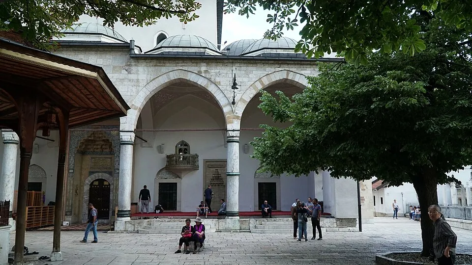Die Gazi Husrev Beg Moschee gehört zu den wichtigsten osmanischen Bauwerken Sarajevos und steht bis heute für die Blüte der Stadt im sechzehnten Jahrhundert.