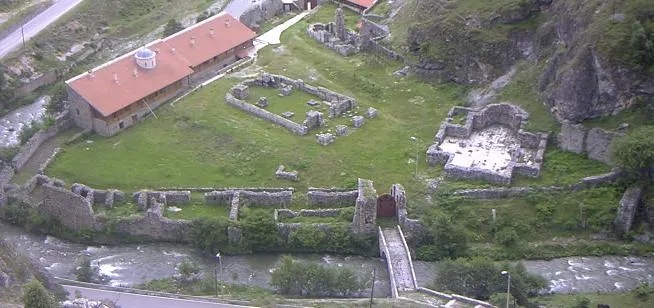 Die Ruinen des Klosters der Heiligen Erzengel bei Prizren, einer Stiftung Stefan Dušans und ursprünglich seiner Grabstätte.
