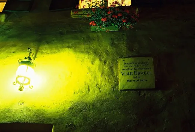 Das sogenannte Dracul Haus in Sighișoara wird traditionell mit Vlad II. Dracul verbunden und eignet sich gut als Ortsbild für die Chronik.