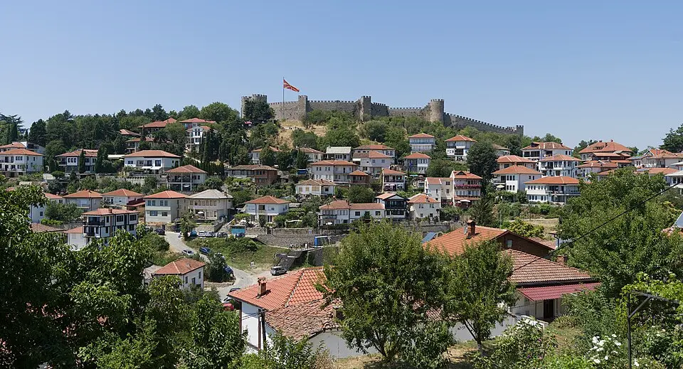 Die Festung Zar Samuils über Ohrid. Ohrid war eines der wichtigsten Machtzentren seines Reiches und später ein bedeutendes Kirchenzentrum des Balkans.